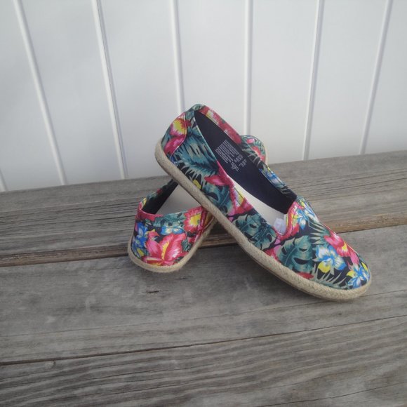American Eagle Slide-on Floral Printed Casual Shoes 8.5 NEW - Picture 2 of 5